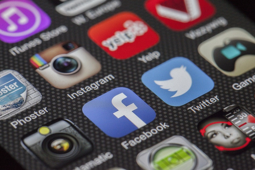 Les réseaux sociaux sont souvent sources de problèmes à l'école. (Photo libre de droits.)