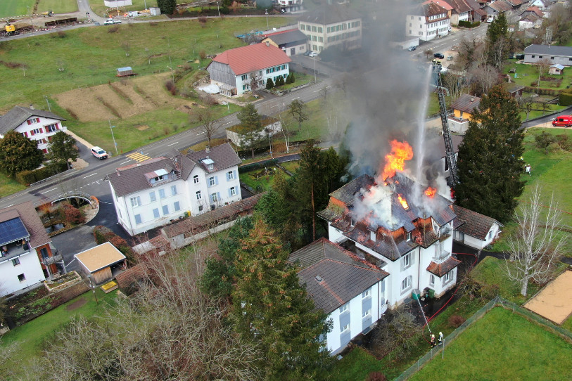 Nathan Hänni revient sur l'incendie survenu mercredi à la maison des Petites Familles de Grandval. (Photo : Arnaud Schrameck).