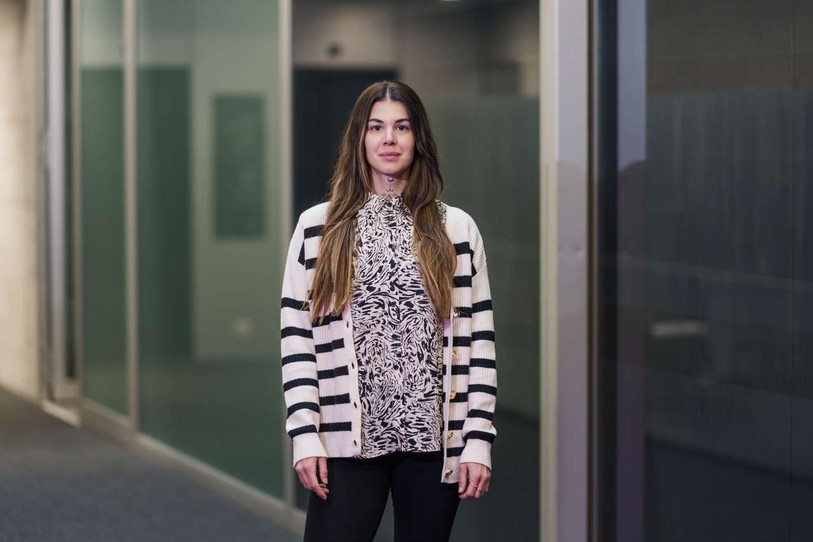 Malgré plusieurs années de violences domestiques, la Biennoise Cynthia Chiquet ressort renforcée de l'épreuve. Elle témoigne à visage découvert dans le Journal du Jura pour sortir de son silence. (Photo : Dario Brönnimann)