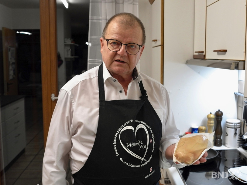 Christian Wirz en cuisine avec un foie gras de moins de 500g.