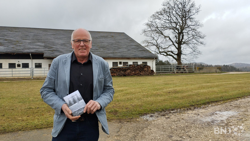 Vincent Wermeille, roman à la main, devant la ferme Sous-la-Côte incendiée en 1963.