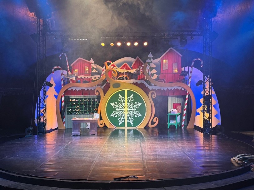 Sous la chapiteau, la scène s'illumine aux couleurs de Noël
