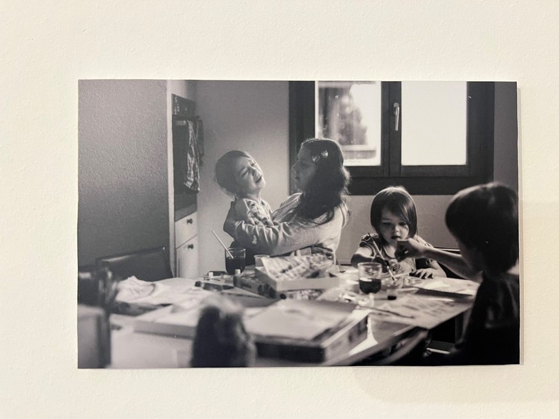 Les clichés de l'exposition montrent des moments de vie anodins au seins de différentes familles.