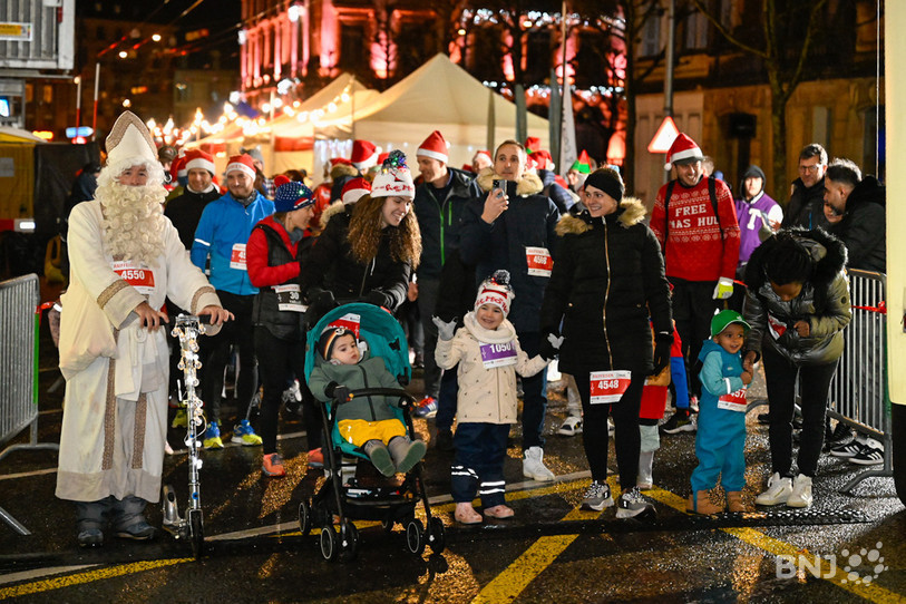 La course des pères et mères Noël de la Corrida Raiffeisen s'est déroulée samedi à Neuchâtel. (photo : Bertrand Pfaff)