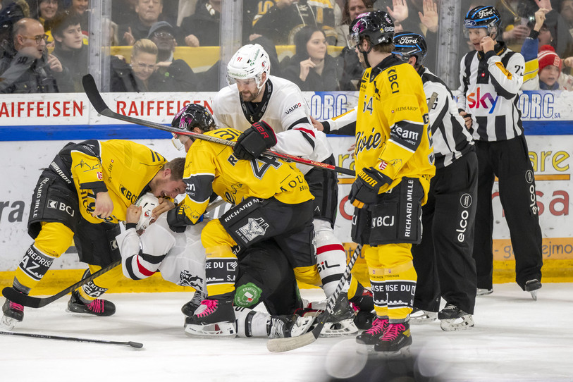 Les débats ont été intenses entre le HC Ajoie et Lausanne samedi soir à l'image de la bagarre qui a valu une pénalité de match à Valentin Pilet (photo : KEYSTONE/Georgios Kefalas).