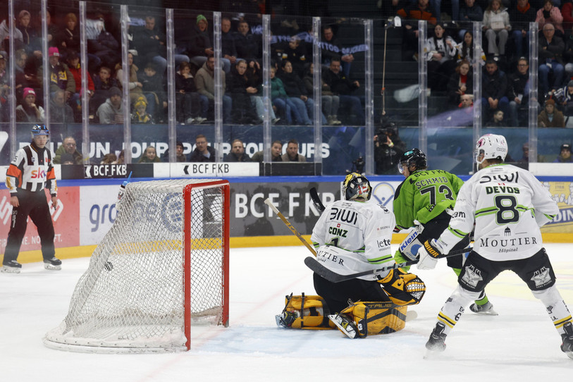 Sandro Schmid trompe Benjamin Conz : c'est 3-0 pour Fribourg contre Ajoie. (Photo : Keystone/Peter Klaunzer)
