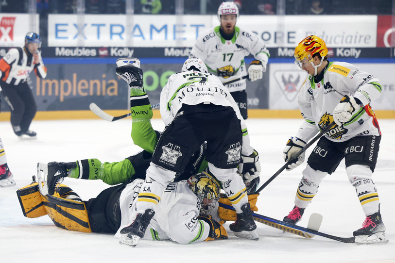 C'est la pagaille devant Benjamin Conz... le dernier rempart jurassien a été battu à cinq reprises dimanche après-midi à Fribourg. (Photo : Keystone/Peter Klaunzer)