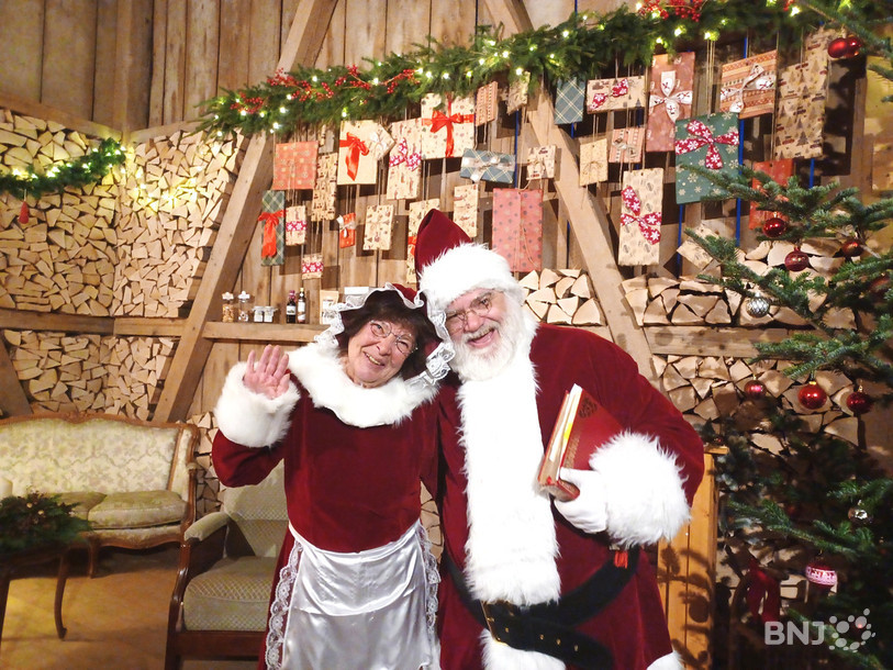 Le Père et la Mère Noël dans le salon qui leur est concocté à Mormont. Un cadre enchanteur.