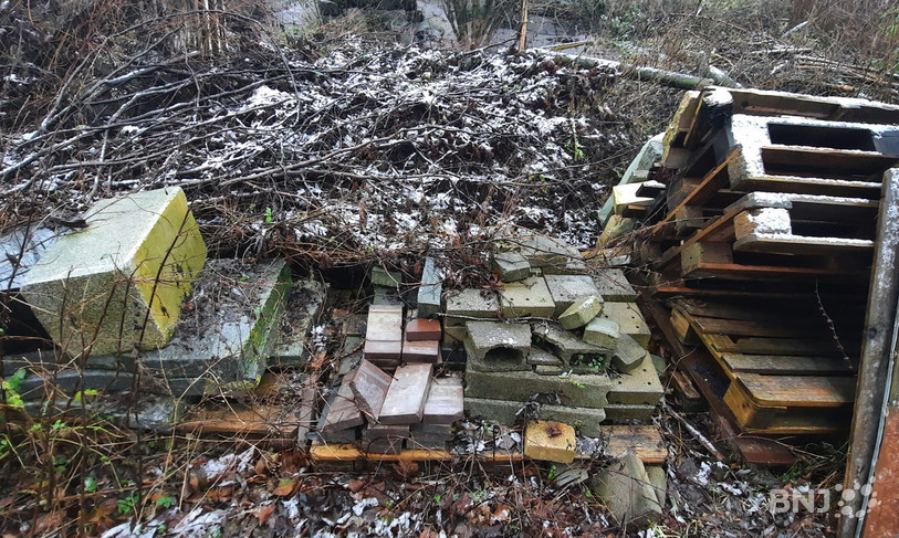 Des déchets en tous genres sont déposés sur des terrains privés de la commune de Haute-Sorne.