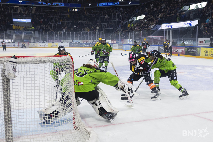 Il n'y a jamais eu autant de monde à un match de hockey féminin en Suisse, une rencontre où quatre Jurassiennes dont Jade Surdez (numéro 66) étaient alignées. (Photo : KEYSTONE/Peter Klaunzer.)