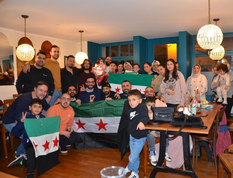 La liesse dans le restaurant Le Damasson, à Porrentruy, après le renversement de la dictature de Bachar Al-Assad en Syrie. (Photo: Le Damasson)