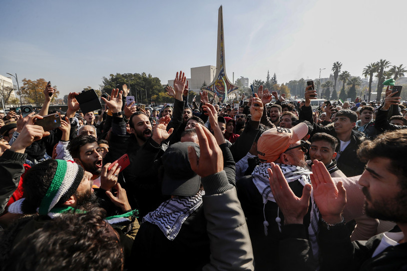 Les Syriens célèbrent la fin du régime de Bachar Al-Assad à la place des Omeyyades à Alep. (Photo : AP Photo/Omar Sanadiki).