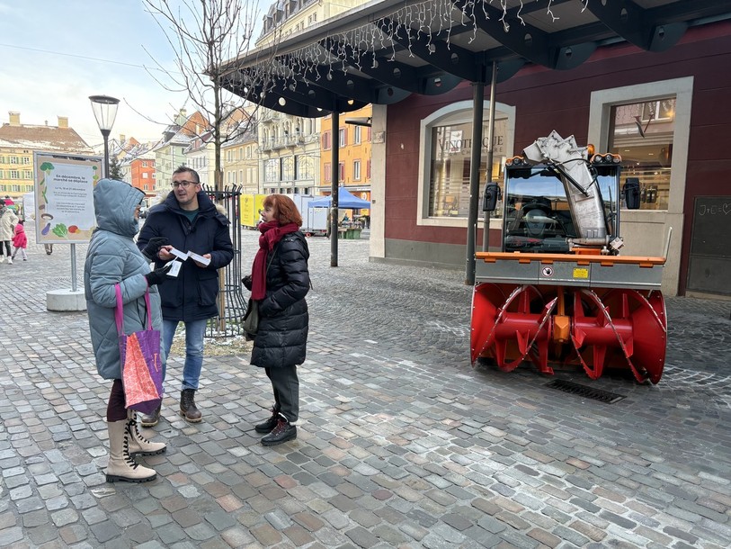 Les services des espaces publics et de la sécurité publique étaient au marché ce matin à La Chaux-de-Fonds, pour rappeler aux citoyens les bonnes pratiques durant la période des mesures hivernales.