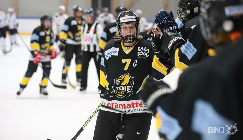 Auxanne Rebetez et les Jurassiennes s'attendent à un match évidemment compliqué mais porteur d'espoir pour le hockey féminin régional. (Photo : Mauricette Schnider)