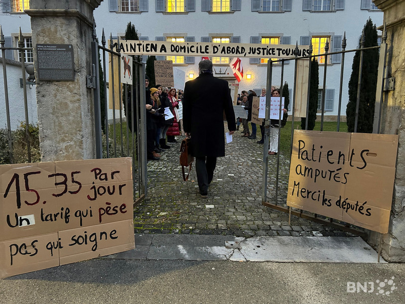 Les infirmières indépendantes du Jura se sont mobilisées mercredi matin devant le Parlement jurassien face à une potentielle hausse de la participation des patients au coût des soins à domicile.