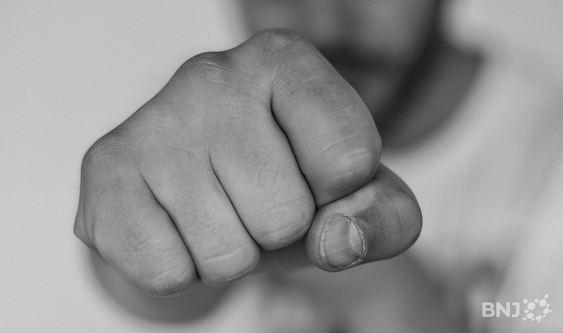 Yanis a pris son courage à deux mains un soir de mars à Zurich pour immobiliser un jeune homme qui avait poignardé en pleine rue une personne de confession juive (photo illustration libre de droits).