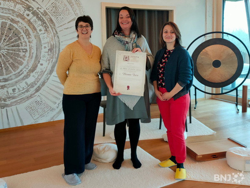 Fabienne Trouillat (co-présidente du Zonta Club Delémont) a remis le prix ce mercredi à Florence Favre (lauréate) et Marina Markovic (co-présidente du Zonta Club Delémont). (Photo : Zonta Club Delémont).