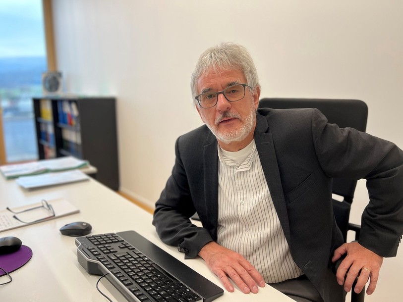 Fred-Henri Schnegg, ici dans son bureau au campus Strate-J, reste chef du Service de l'enseignement (SEN) et renonce à son mandat de député.