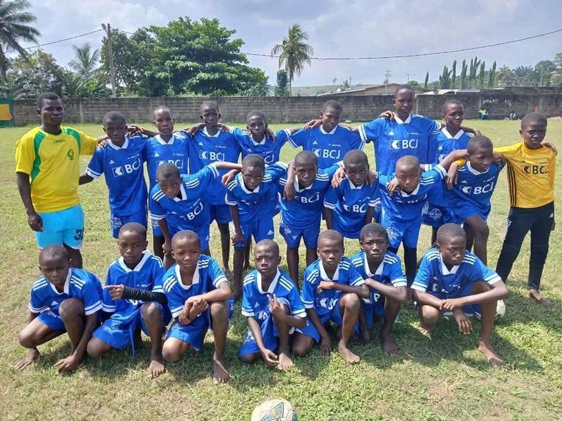 Une petite partie des enfants qui ont participé à la journée de détection lors de laquelle des maillots du FC Moutier (photo) et du FC Tavannes-Tramelan ont été utilisés puis offerts. (Photo : illustration)