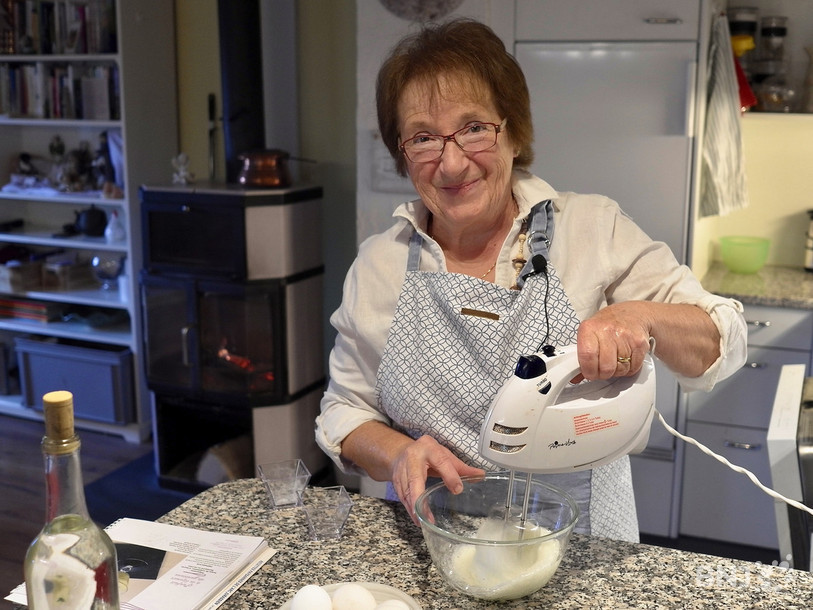 Yvette Petermann travaille les œufs de ses poules.
