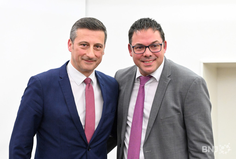 De gauche à droite : Jacques Gerber a pris congé du Parlement ce vendredi après-midi, tandis que son remplaçant au Gouvernement jurassien, Stéphane Theurillat, a prêté serment. (Photo : Georges Henz).