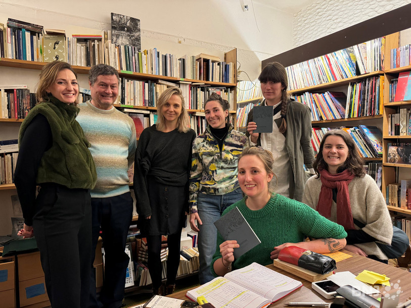 Le guide « Quartiers » a été écrit à dix mains par les membres de l'association La Ligne et illustré par les artistes neuchâteloises MarieMo et Agathe Borin.