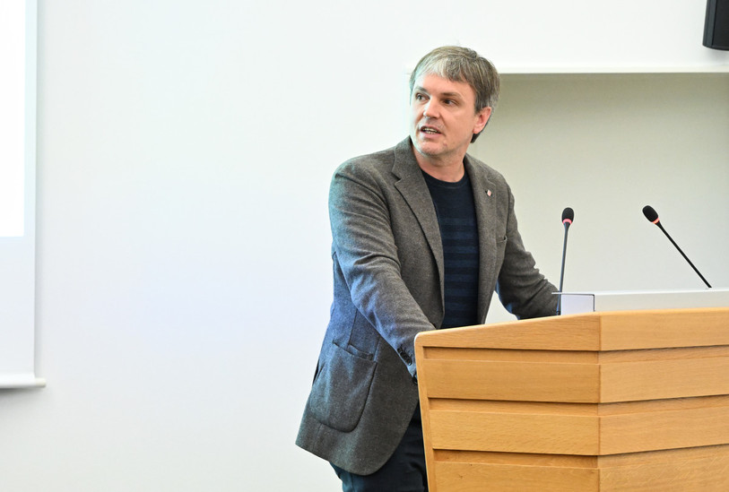 Le député des Verts Baptiste Laville à la tribune du Parlement jurassien (photo : Georges Henz).