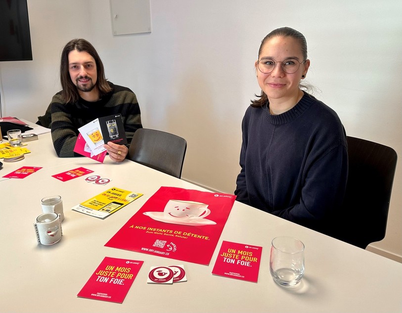 Luca Strahm et Elodie Bacuzzi, intervenants en addiction chez Addiction Jura, portent l'action du Dry January dans le canton.