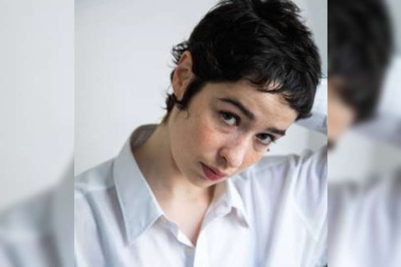 Arianna Camilli posera ses valises en 2025 à Paris. (Photo : Canton du Jura)
