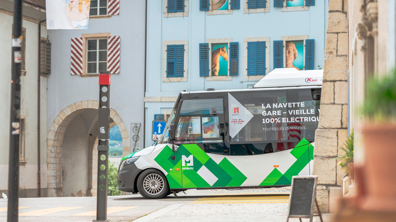 La navette verte ne sillonne plus les ruelles de la vieille ville de Delémont depuis l'entrée en vigueur du nouvel horaire dimanche dernier. (Photo : Car Postal)