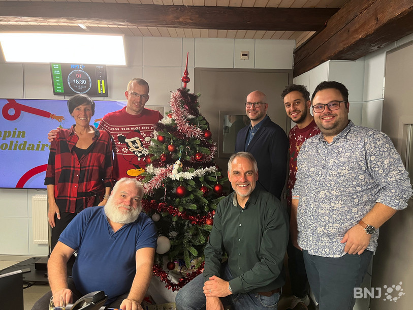 Le sapin était décoré à la hauteur de la générosité des auditeurs.