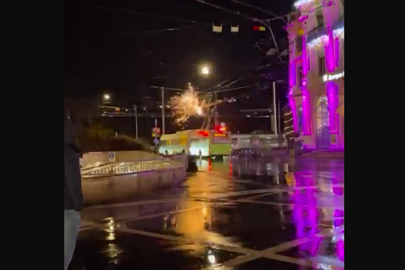 Une sorte de feu d'artifice s'est formé au-dessus du bus jeudi soir à la place Pury jeudi soir. (Photo tirée de la vidéo publiée sur Reddit)