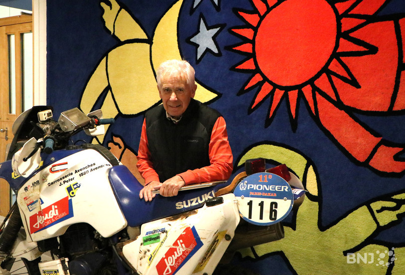 Jean-Jacques Loup derrière ses motos de Paris-Dakar.