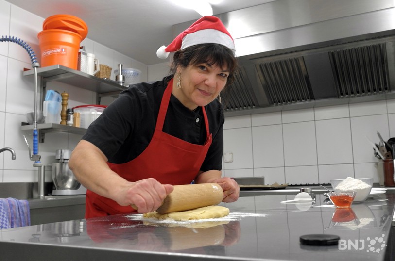 Géraldine Boillat prépare la pâte dans sa cuisine à Mormont