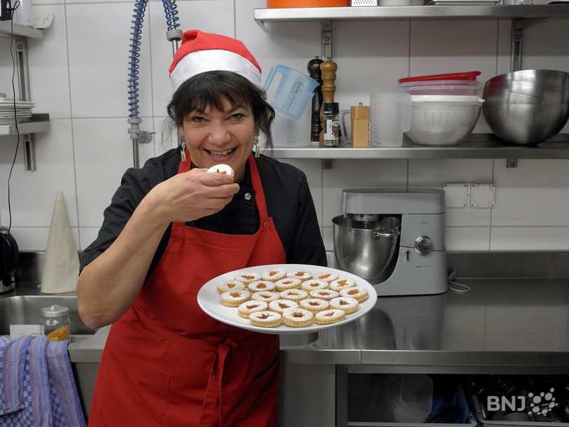 Géraldine Boillat déguste l'un de ces biscuits du Père Noël