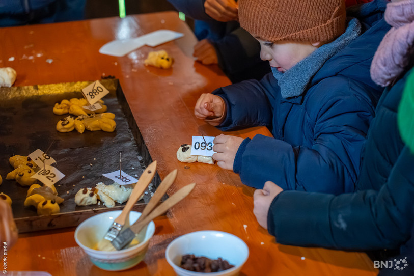 L'atelier de confection de Grittibänz connaît un certain succès à la Maison du Père Noël. (Photo : Cédric Prudat)