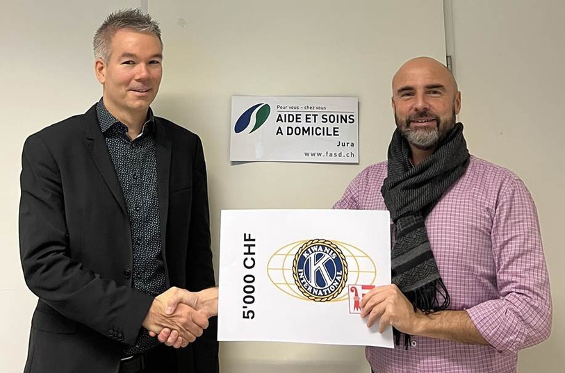 Charles Poupon (à gauche), président du Kiwanis Club Jura, a remis le 20 décembre dernier un chèque de 5'000 francs au directeur de la FASD Ian Hennin. (Photo : Kiwanis Club Jura)