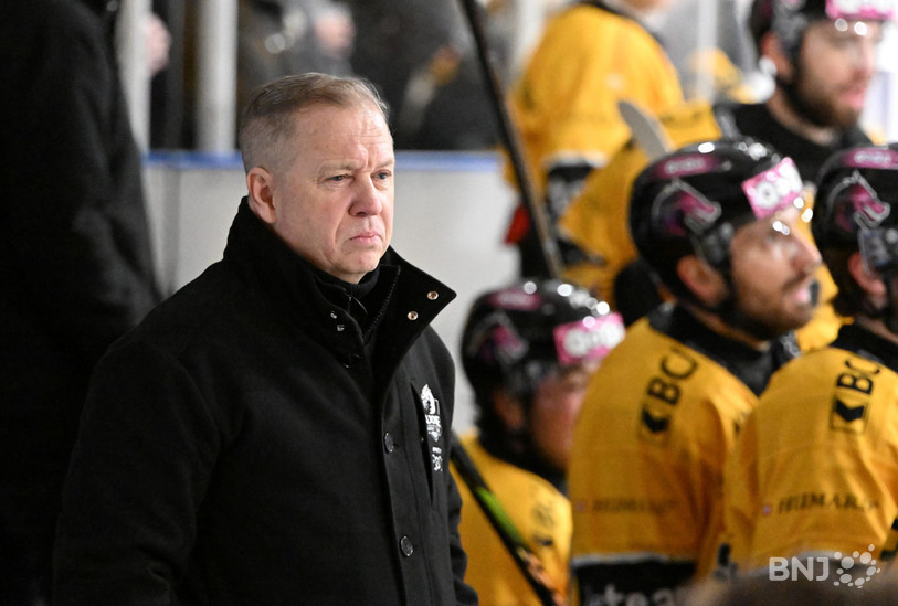 Greg Ireland sera l'entraîneur du HC Ajoie pour deux saisons supplémentaire. (photo : archives/Georges Henz).