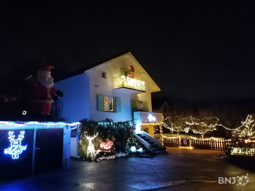 La maison de Sandrine et Christophe Farine, à Courrendlin, brille pour la période des fêtes de fin d'année.