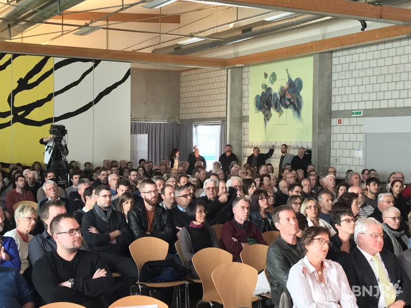 Plus de trois cents personnes ont assisté au débat mardi à Moutier.