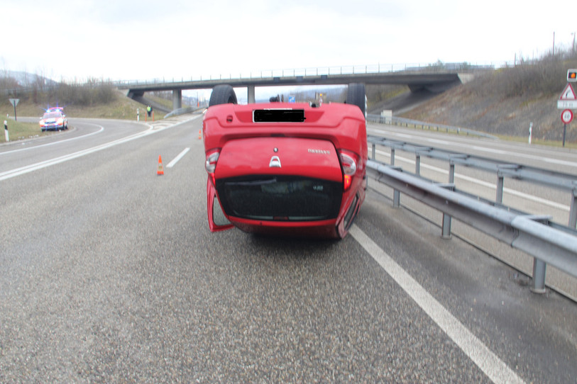 La voiture accidentée a terminé sa course sur le toit. Photo: Police cantonale jurassienne