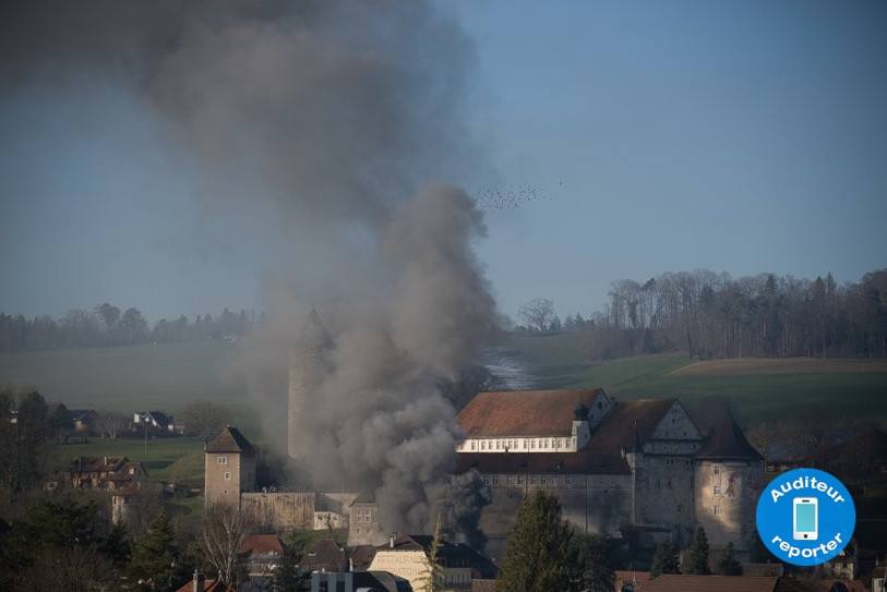 L'incendie a provoqué une épaisse fumée visible à travers toute la ville de Porrentruy.