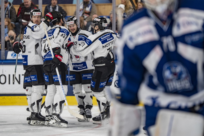 L’Ajoulot TJ Brennan (no 43) est félicité par ses coéquipiers de Fribourg-Gottéron après avoir inscrit le 5e but des Dragons en finale de la Coupe Spengler. 