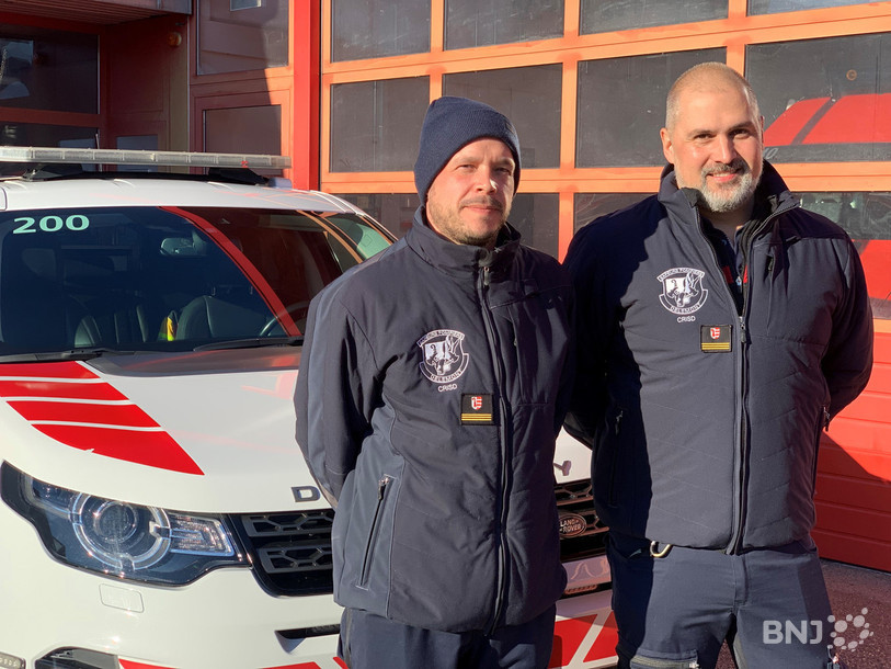 Loïc Siegenthaler (à gauche) et Romain Tatti, capitaines au Centre de renfort, d'incendie et de secours de Delémont, passent régulièrement le Nouvel An à la caserne.