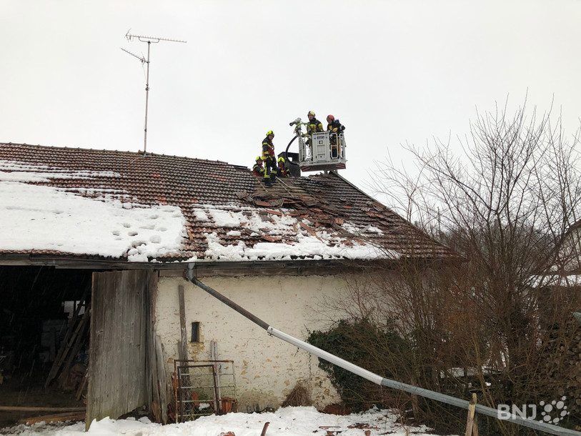 Le feu a percé la toiture.