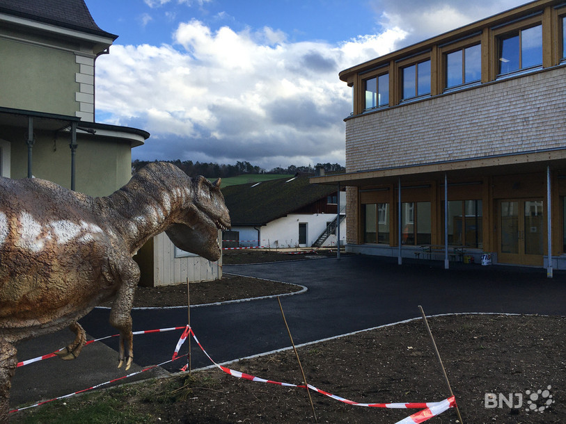 Un allosaure accueille désormais les visiteurs entre la villa Beucler, à gauche, et le Centre de recherche et de conservation. 