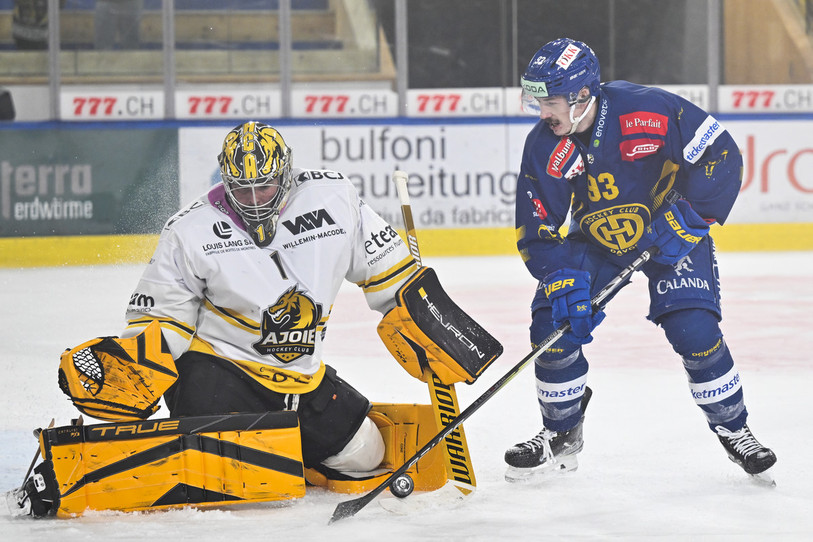 Le gardien du HC Ajoie Benjamin Conz a livré un match de grande qualité face au Davos de l'attaquant Yannick Frehner (photo : KEYSTONE/Gian Ehrenzeller).