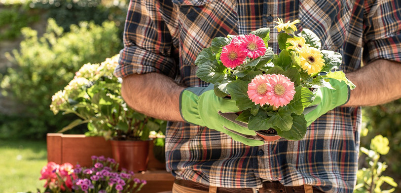 jardinier avec bouquet printanier
