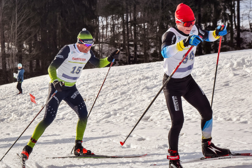 L'ancien champion de Suisse et participant aux Jeux olympiques de 1984 Daniel Sandoz (en vert), de Silvaplana, a été l'une des figures à prendre le départ de la Course de l'heure. (Photo : Vincent Theurillat.)