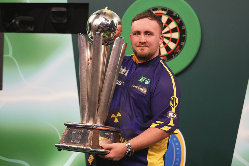 A 17 ans, Luke Littler est devenu le plus jeune champion du monde de fléchettes de l'histoire. (Photo : AP/Kirsty Wigglesworth).